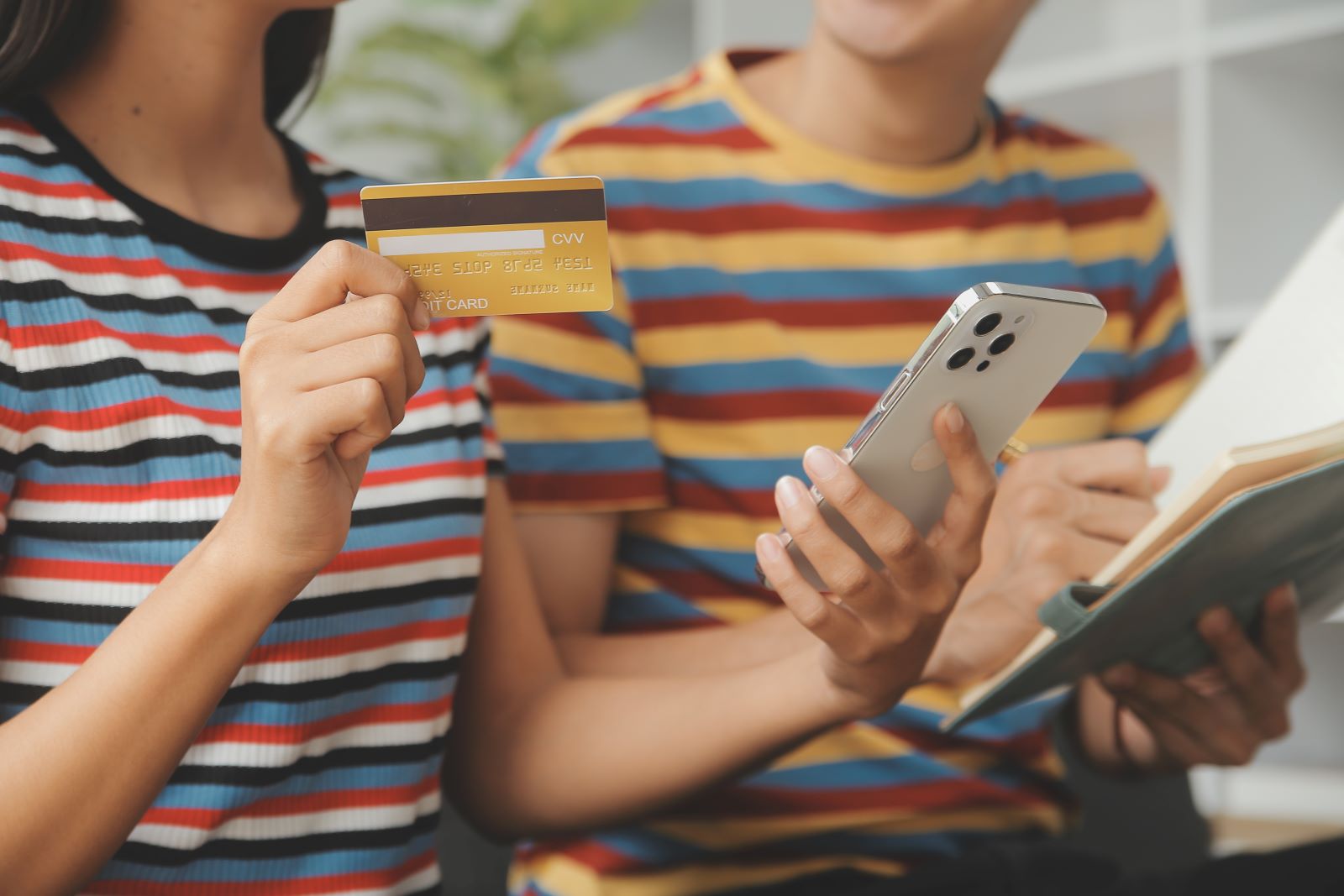 Crianças com cartão para fazer pagamento pelo celular