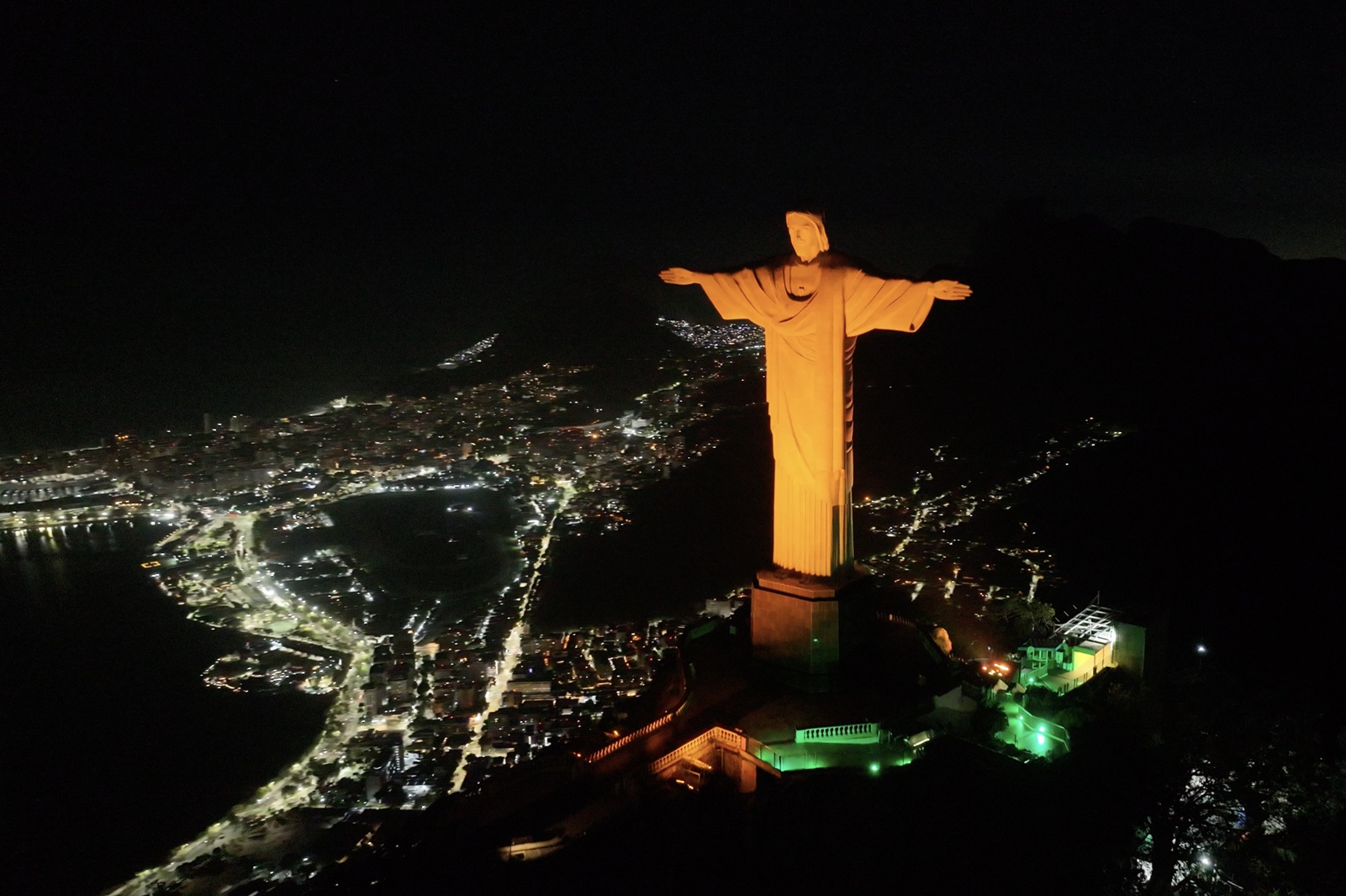 Cristo Redentor iluminado em laranja para celebrar o Fiserv Forum Latam 2025
