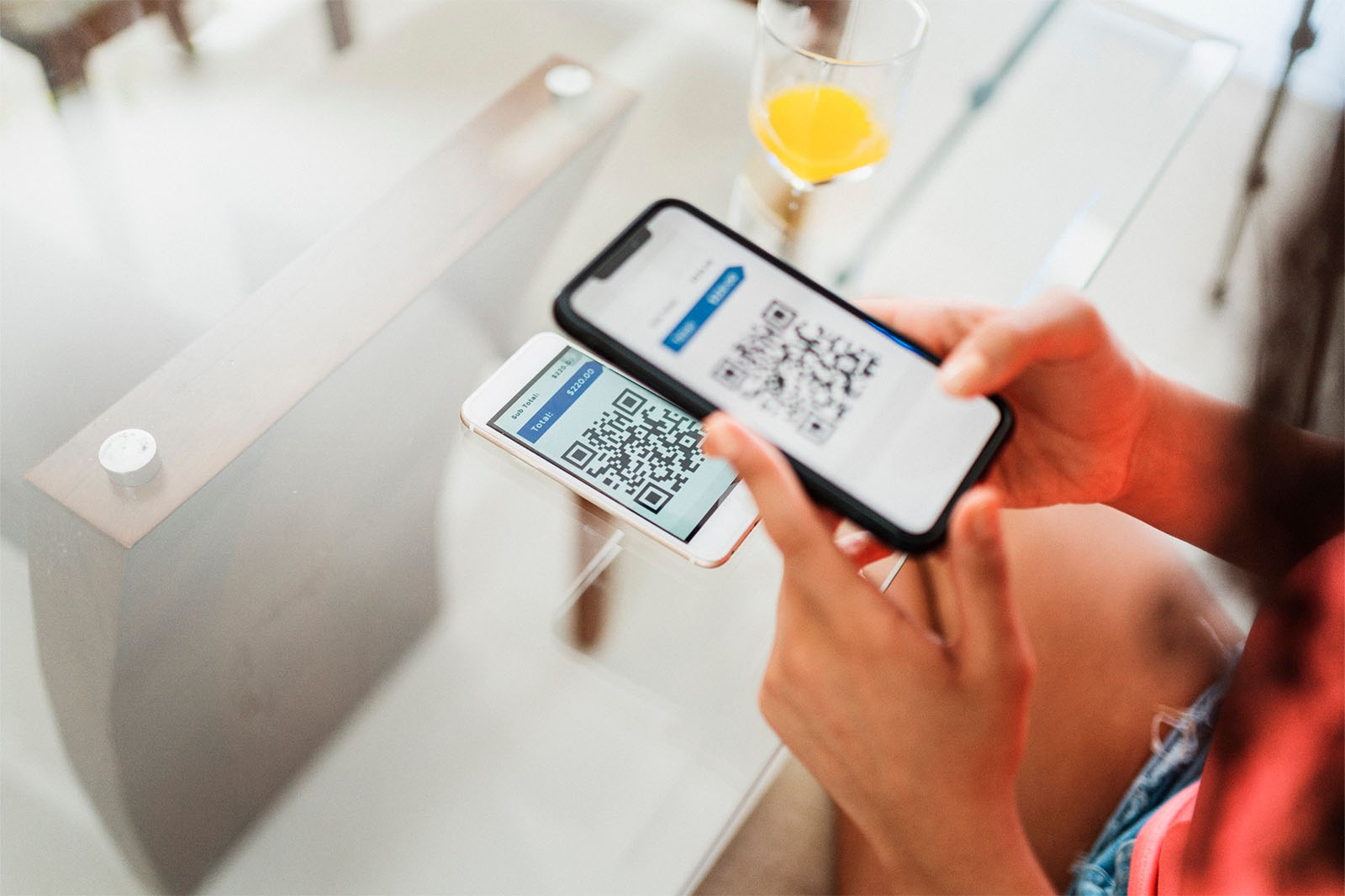Pessoa realizando pagamento com QR Code