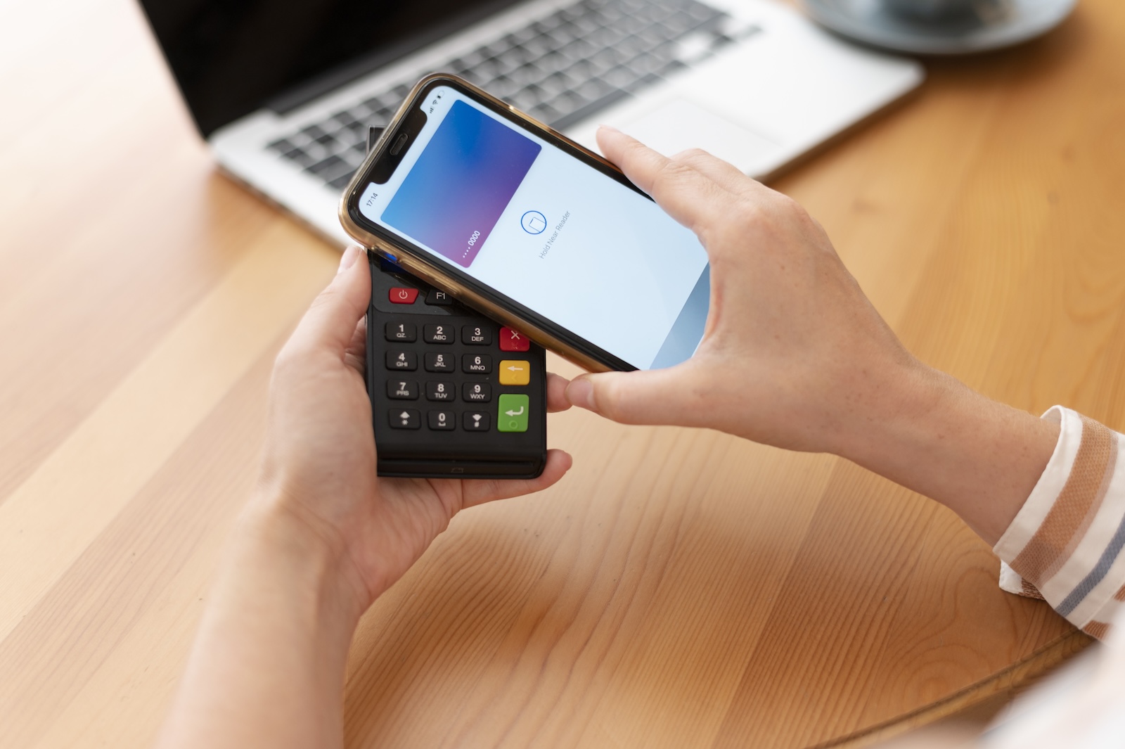 Celular faz pagamento por aproximação com carteira digital