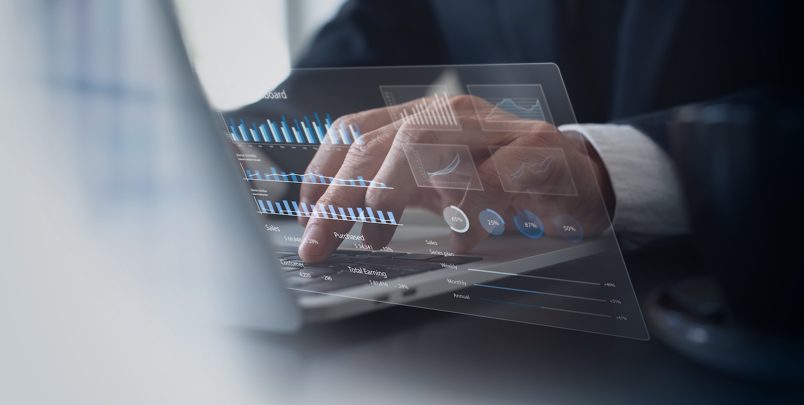 Empresário usando o computador para se organizar para a reforma tributária, usando a tecnologia a seu favor