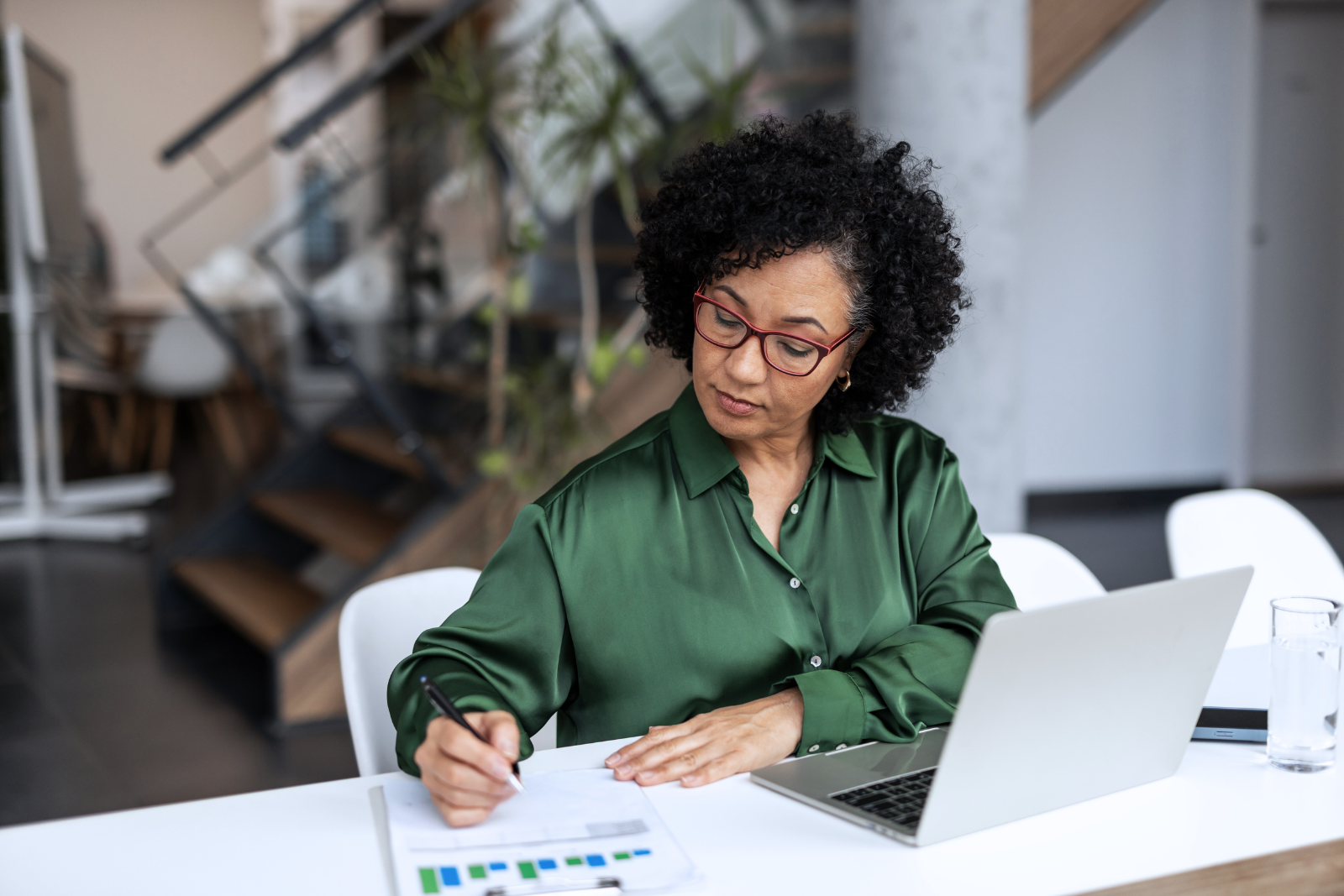 Mulher empreendedora analisando faturamento da empresa no computador, para melhorar sua organização financeira e decidir como usar o dinheiro do negócio