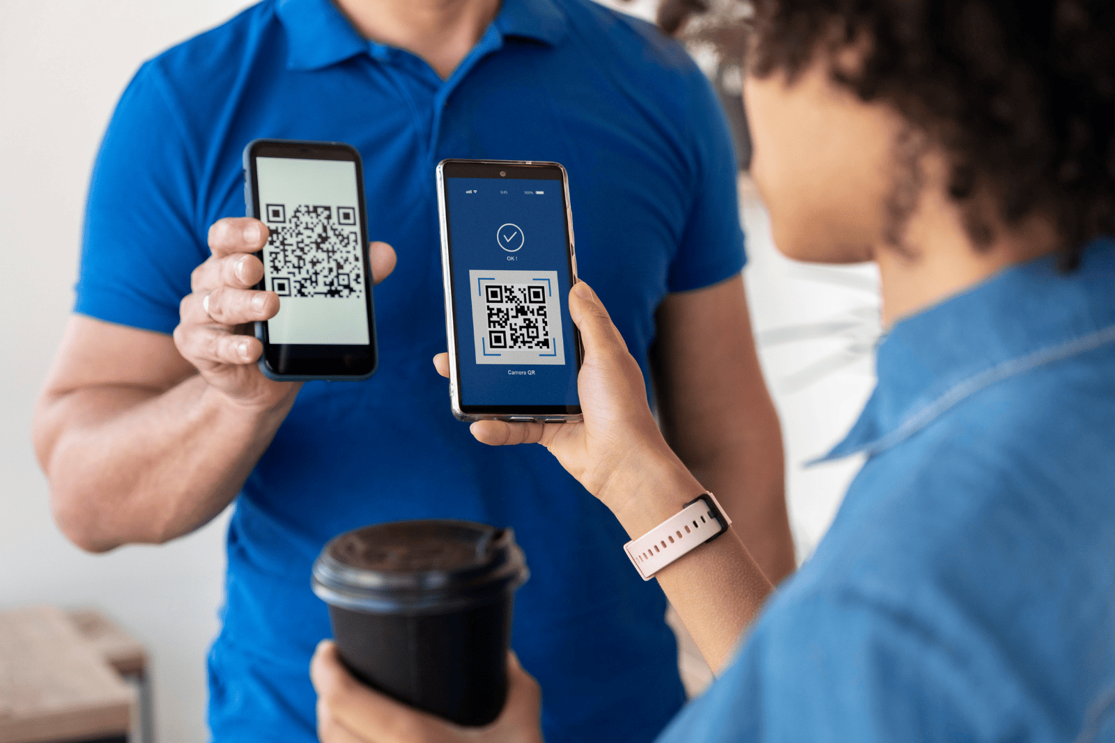 Cliente fazendo pagamento em cafeteria por meio do Pix com Qr Code no celular