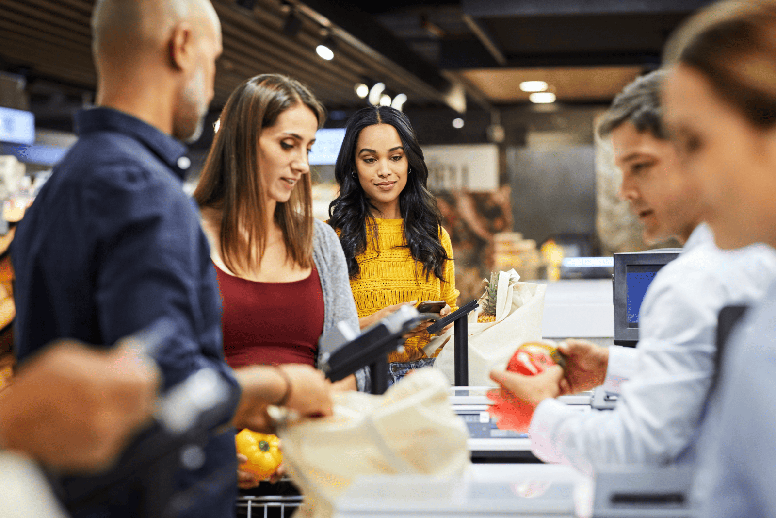 Consumidores aguardando para fazer pagamento de compras no supermercado
