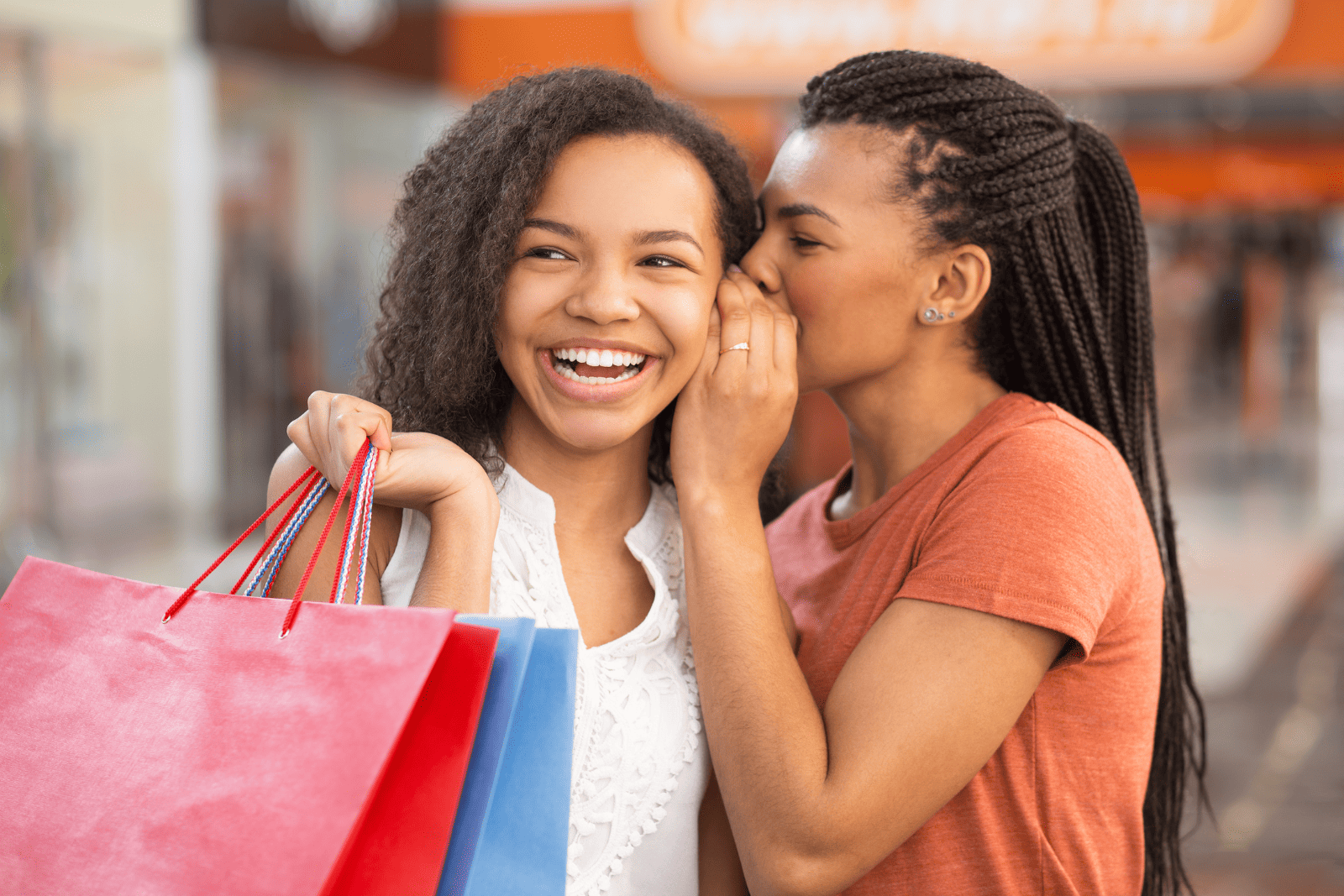 Mãe e filha se divertindo ao fazer compras de Dias das Mães no shopping.