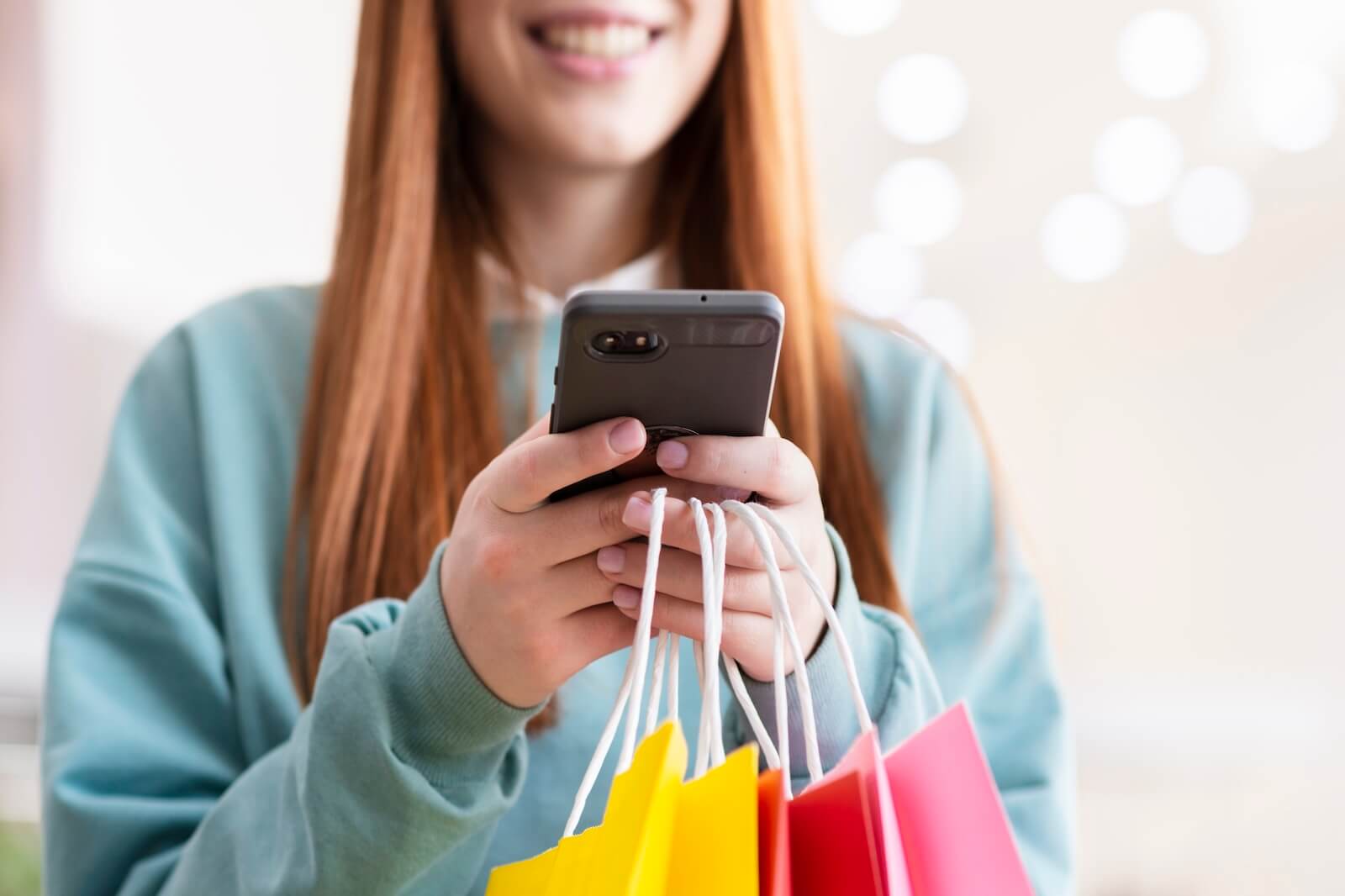 mulher fazendo compras segurando um smartphone